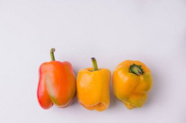 Beyaz arka planda çirkin biberler.