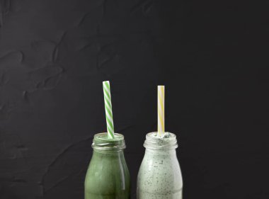 Siyah arka planda yoğurt, reçel ve chia tohumu karışımı. Süper yemek. deniz yosunu