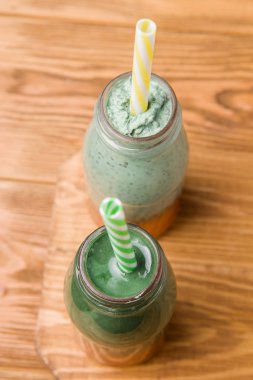 Ahşap bir masada reçelli, yoğurtlu ve chia çekirdekli Süper yemek..