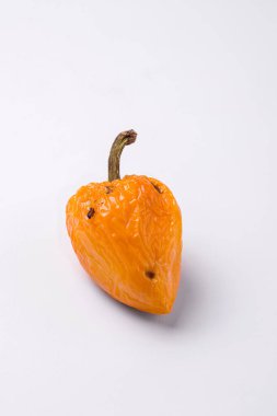 çirkin ürünler, beyaz arka planda sebzeler. Tatlı biber..