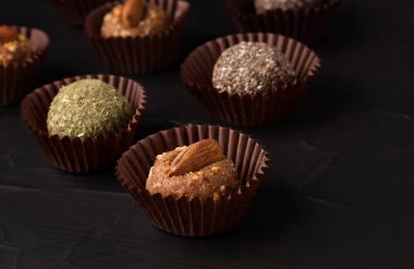 Sağlıklı tatlılar. Vitaminli tatlılar. Kurutulmuş meyvelerden yapılmış tatlı. Şekersiz ürünler. Doğal tatlılar. Doğru beslenme. Enerji topları.