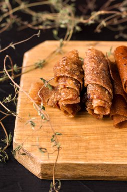 Tahtada meyveli rulo, yakın plan, faydalı tatlılar. Diyet yiyecekler.