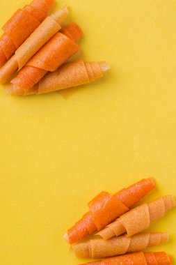 Portakallı meyve ruloları, mango, sarı arka planda muz. metin için yer