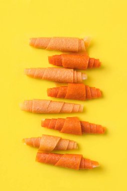 Portakallı meyve ruloları, mango, sarı arka planda muz. Tatlı Şekersiz