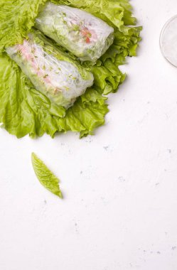 Beyaz arka planda yeşil yapraklı sebzeli börekler. Eriştenin yanında. Fotokopi alanı. Vejetaryen yemeği.