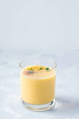 Lassi içkisi mango gri beton arka planda, Tex için yer var.