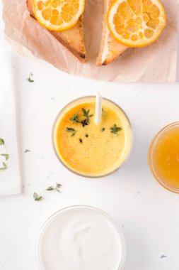 Hint Lassi mangosu yoğurt ve beyaz betondan yapılmış sandviçlerin yanında içer.