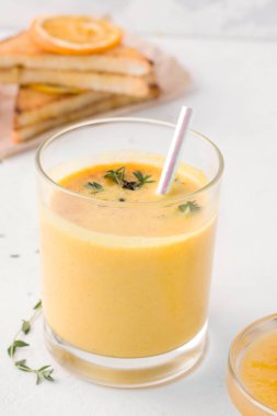 Lassi geleneksel Hint mangosu beyaz arka planda içecek.