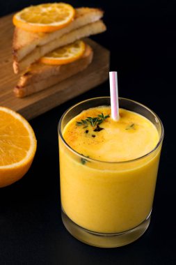 Siyah arka planda Lassi Hint içeceği.