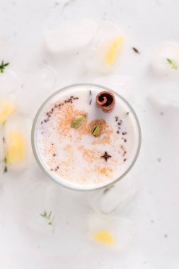 Lassi Hint geleneği, süt içeceği, beyaz arka planda mayalanmış içecek.