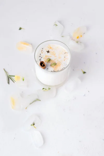 Lassi é uma bebida de leite tradicional indiana ao lado do gelo. tem espaço de cópia — Fotografia de Stock