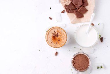 Lassi yoğurt ve kakao karışımının yanında çikolatalı soğuk bir içecektir. Kopyalama alanı