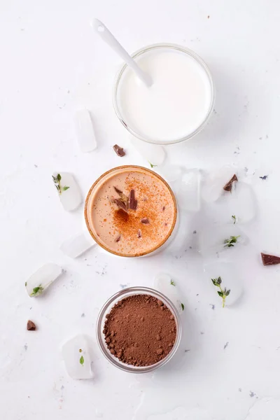 Lassi é uma bebida gelada de chocolate ao lado de iogurte e ingredientes de cacau . — Fotografia de Stock