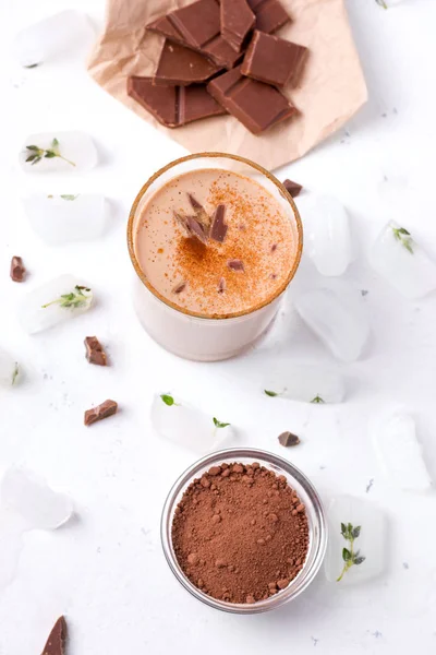 Lassi chocolate é uma bebida fria indiana tradicional ao lado de cacau, chocolate e gelo . — Fotografia de Stock
