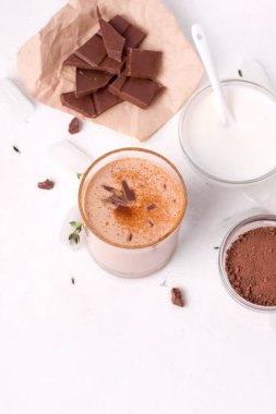 Lassi çikolatası kakao, yoğurt ve çikolata parçalarının yanında geleneksel bir Hint içeceğidir. yakın plan