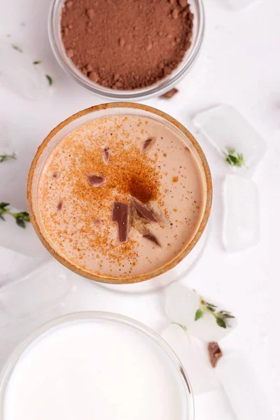 Lassi chocolate tradicional índio bebida fria ao lado de iogurte de cacau close-up — Fotografia de Stock