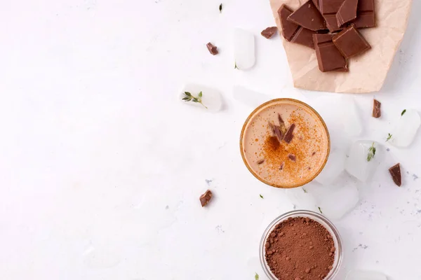 O chocolate Lassi é uma bebida fria tradicional indiana ao lado de cacau, chocolate e gelo. há um lugar para o texto — Fotografia de Stock