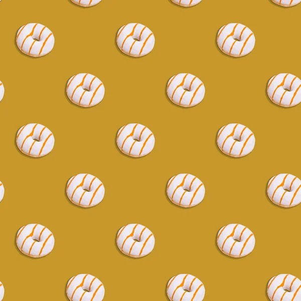 달콤 한 도넛을 곁들인 부드러운 노란색의 솔기없는 무늬. — 스톡 사진