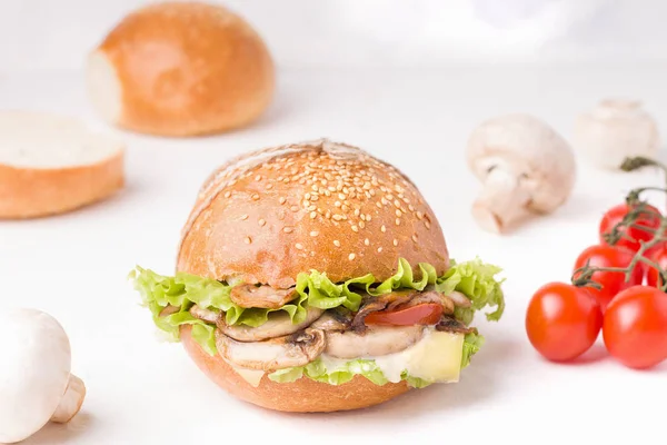 Vegetarian mushroom sandwich close-up on a white plate next to the ingredients. — Stock Photo, Image