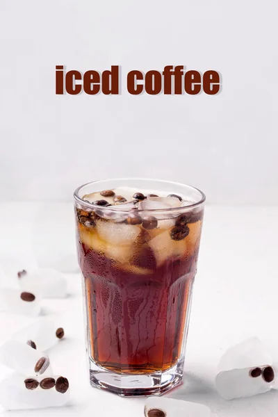 Καφέ με πάγο σε λευκό φόντο. κάθετη εικόνα με κείμενο — Φωτογραφία Αρχείου
