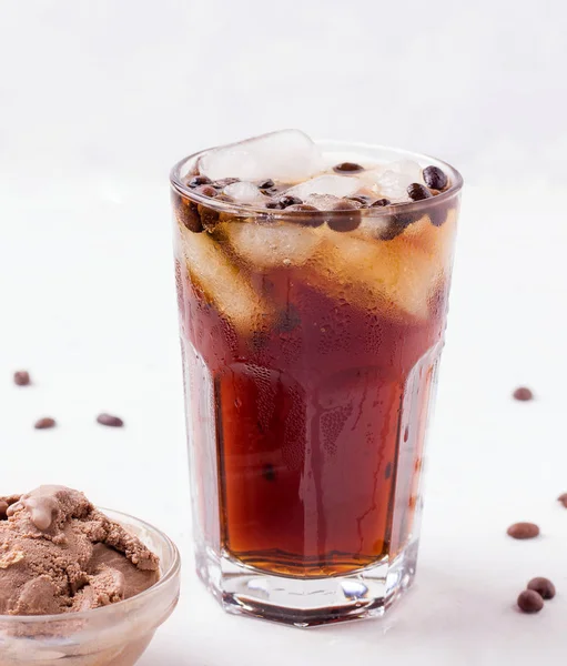 Παγωμένος καφές δίπλα στο παγωτό σοκολάτα. σόδα καφετέριας — Φωτογραφία Αρχείου