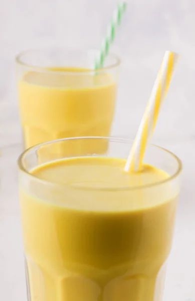Dos vasos con leche dorada de cerca. Cúrcuma con leche — Foto de Stock