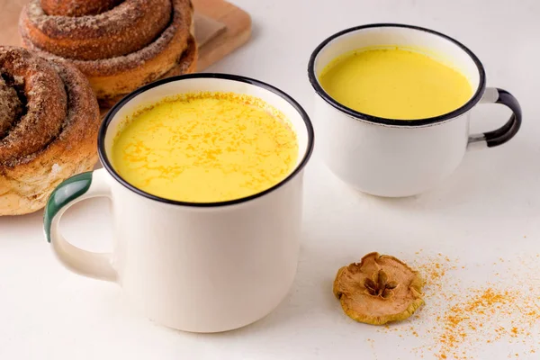 Minum susu emas di samping roti sarapan dan keripik buah apel . — Stok Foto