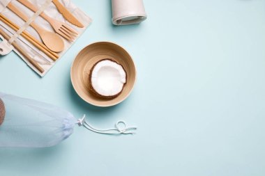 Mavi arka planda bambu ve ahşaptan yapılmış mutfak aletleri. Kopya alanım var. sıfır atık kavramı
