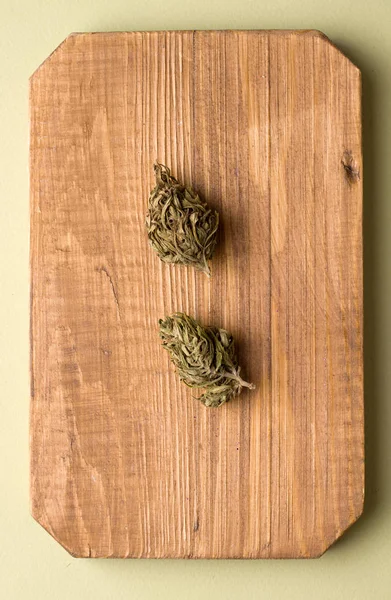 Marijuana su una tavola di legno. Foto verticale — Foto Stock