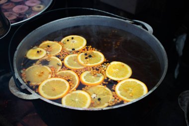 Deniz dikenli turunçgil kokteyli için. Sıcak bir tencerede.