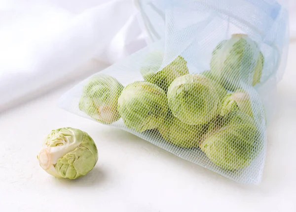 Spruitjes in een ecotas op een witte achtergrond — Stockfoto