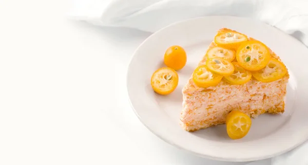 Cake decorated with kumquat fruit slices on a white background. copy space — Stock Photo, Image