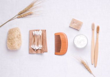 Bambu, lif ve ahşaptan yapılmış çevre dostu banyo aksesuarları.