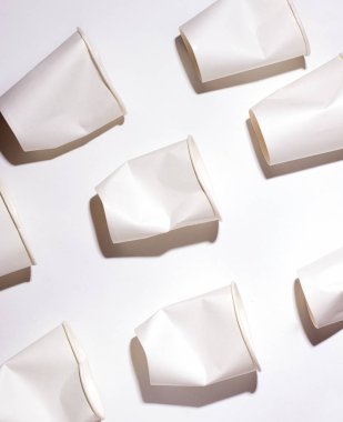 Kağıt bardaklı modern desen. Çevre kirliliği kavramı