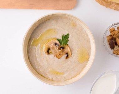 Mantar kremalı geleneksel Avrupa yemeği doğranmış şampiyonlar ve maydanozla süslenmiş beyaz tabakta yakın plan.