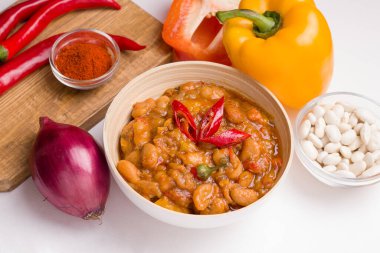 Tavce Gravce - bir tabak Makedon mutfağı da yakın plan beyaz bir vejetaryen yemeği.