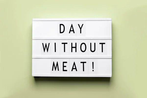 肉のない休日の国際デー緑の背景にあるライトボックスの碑文 — ストック写真