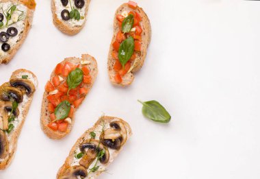 Beyaz arka planda farklı türde bruschetta sandviçi. Boşluğu kopyala