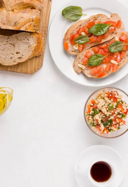 Petit Déjeuner Végétalien Sandwichs Avec Tomate Salade Bulgur Taboule Café — Photo