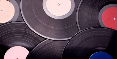 Siyah yakın planda müzik plaklarının dokusu.
