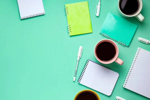 Nane yeşili arka plan kopyalama alanı, defter, kalem, kahve gibi iş aksesuarları ile