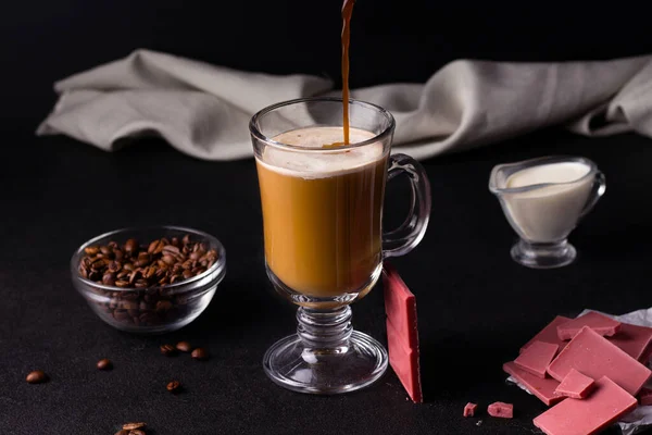 Sütlü Soğuk Kahve Siyah Arka Planda Karamel Şurubu — Stok fotoğraf