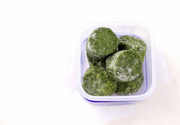 Diepgevroren Broccoli Lunchbox Een Witte Achtergrond Kopieerruimte — Stockfoto