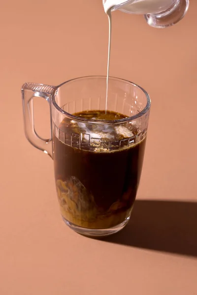Café Noir Dans Une Tasse Dans Laquelle Lait Crème Est — Photo