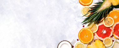 Hafif bir arka planda kesilmiş meyve. Yaz konsepti. Boşluğu kopyala