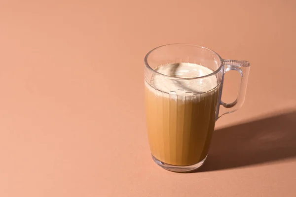 Чашка Кофе Молоком Коричневом Фоне Копировальное Пространство — стоковое фото