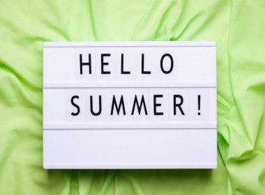 Merhaba yaz ışığı kutusu yazıtları. yeşil arkaplan