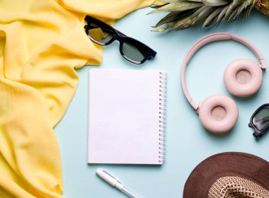 Düz bir şekilde mavi arkaplan boş defter fotokopi alanı üzerinde yatıyordu. yaz planları konsepti