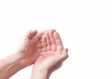 Beyaz arka planda sabunlu eller fotokopi alanı. koronovirüs koruma kavramı