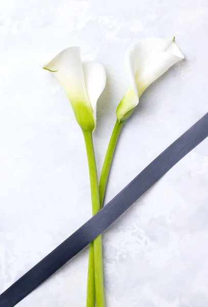Siyah Bir Kurdele Üzerinde Iki Beyaz Çiçek Somut Bir Geçmiş — Stok fotoğraf